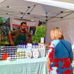 Marché en plein air avec produits du terroir à Mandelieu-La Napoule