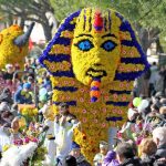Costumes colorés et pluie de fleurs jaunes à la Fête du Mimosa