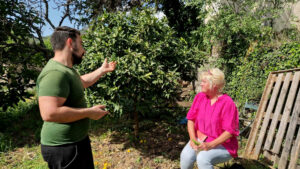 Aromathérapeute en visite dans une plantation d’orangers bigaradiers