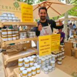 stands de producteurs pendant la manifestation les chefs à st tropez