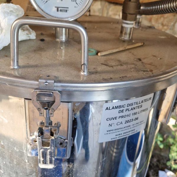 distillation, hydrolats, eau florales bio produites en pays de grasse, cote d'azur