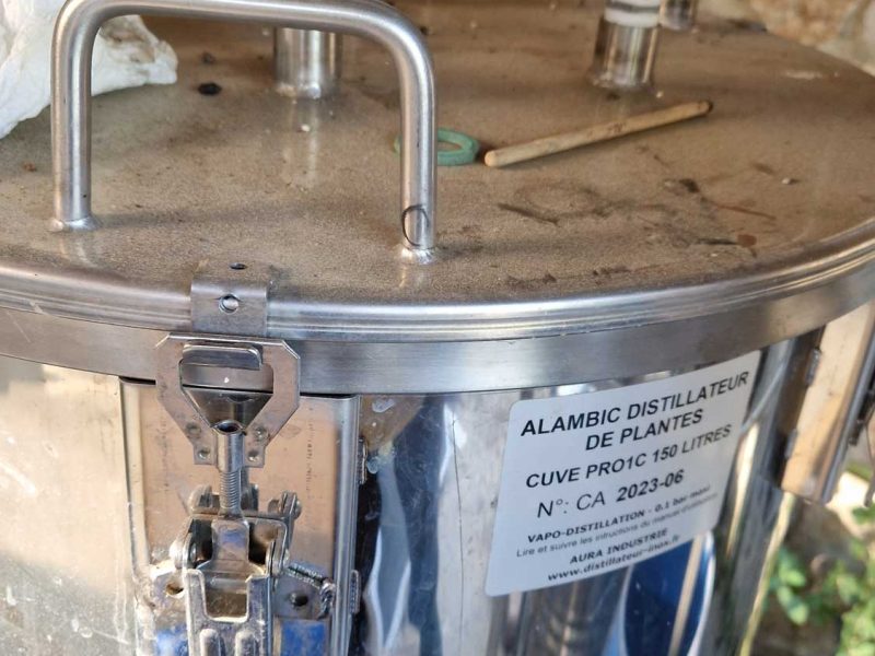 distillation, hydrolats, eau florales bio produites en pays de grasse, cote d'azur