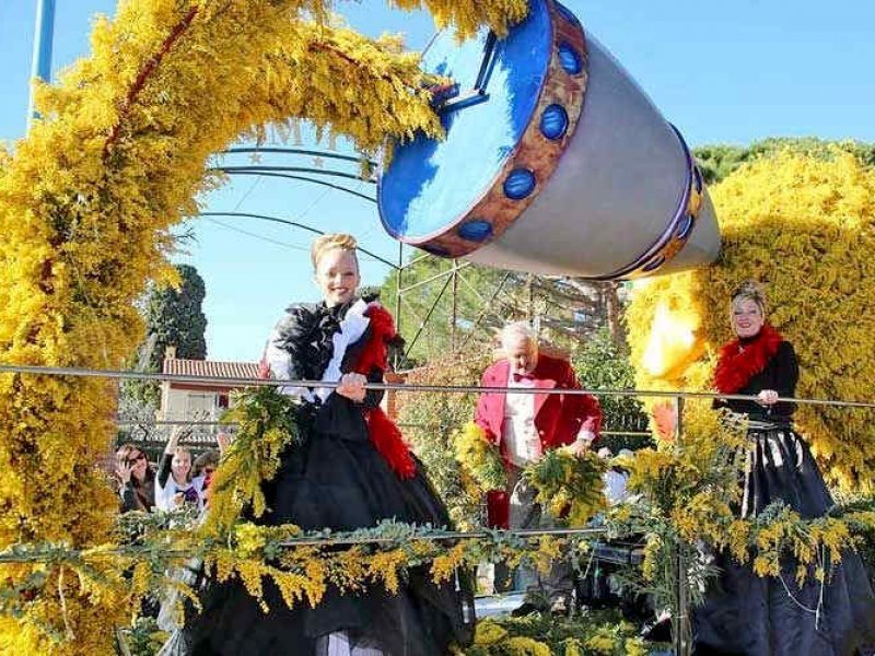 Chars décorés de mimosa pendant la parade de Mandelieu