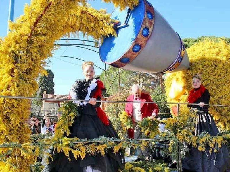 Chars décorés de mimosa pendant la parade de Mandelieu