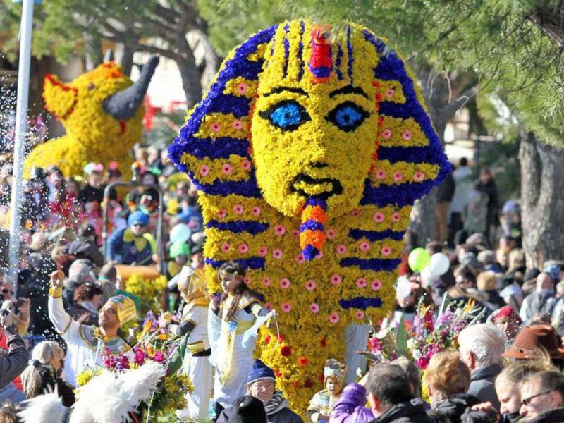 Costumes colorés et pluie de fleurs jaunes à la Fête du Mimosa