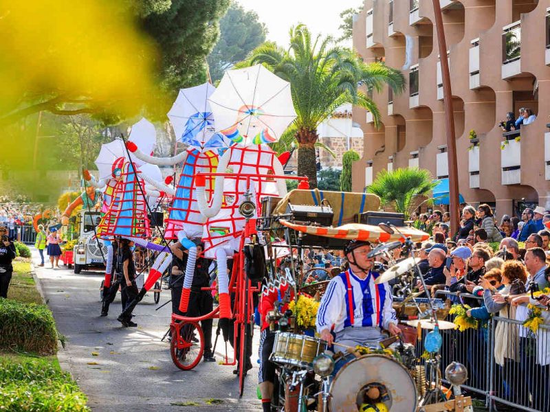 Défilé fleuri lors de la Fête du Mimosa à Mandelieu-La Napoule 2026