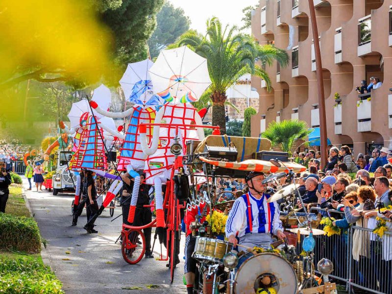 Défilé fleuri lors de la Fête du Mimosa à Mandelieu-La Napoule 2026